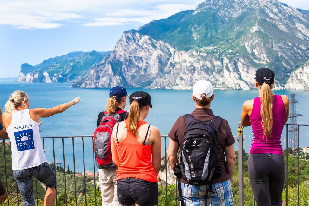 Hotel Continental - TonelliHotels Torbole Sul Garda Esterno foto