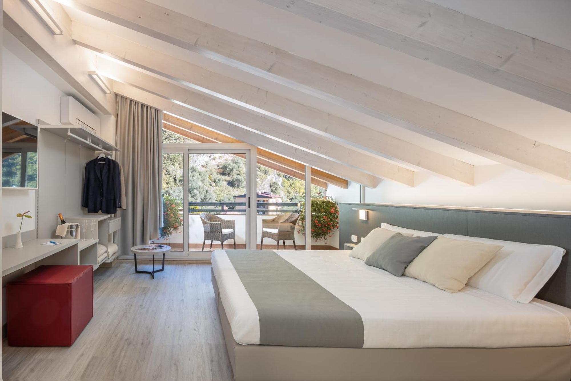 Hotel Continental - TonelliHotels Torbole Sul Garda Esterno foto