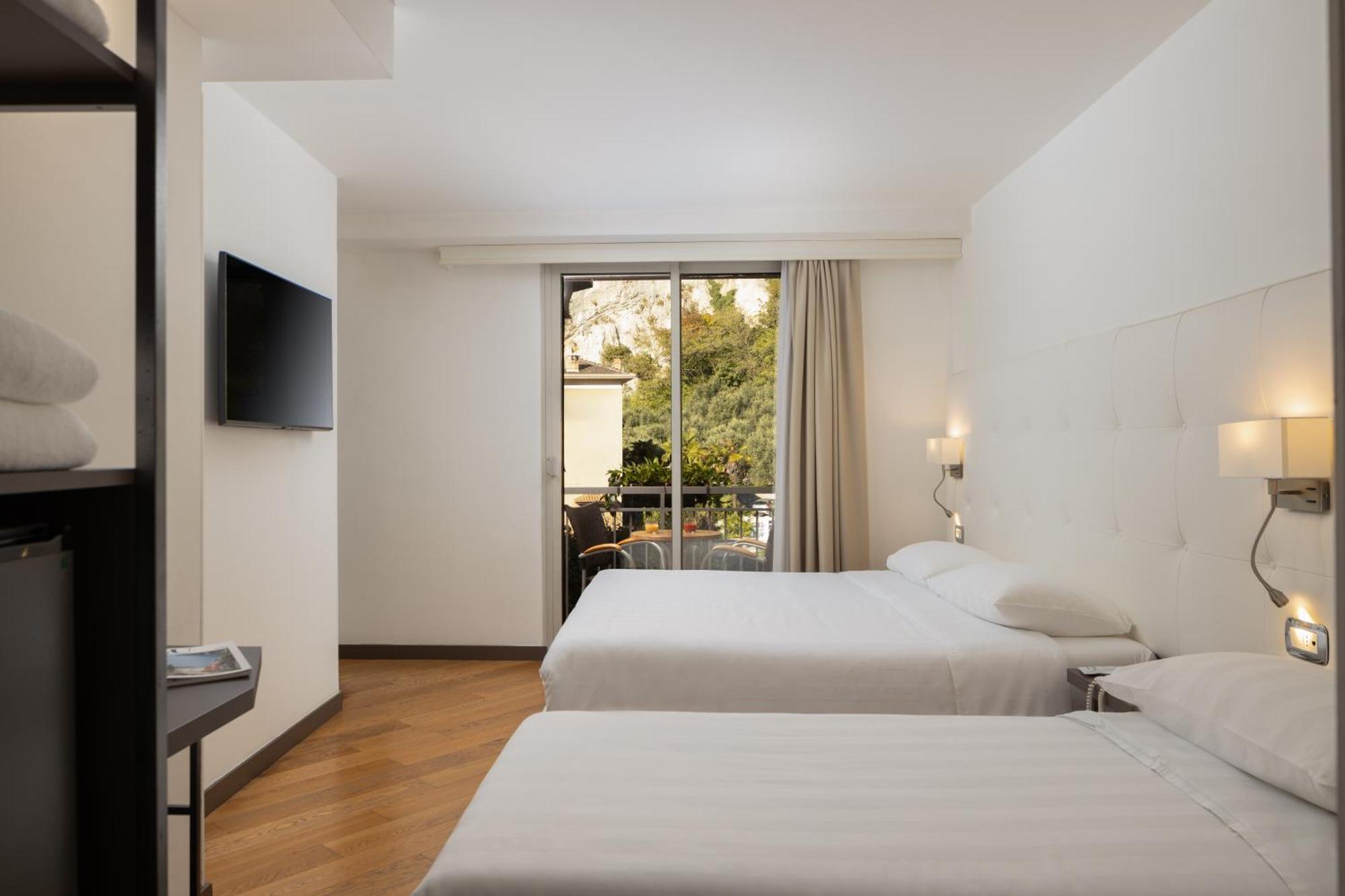 Hotel Continental - TonelliHotels Torbole Sul Garda Esterno foto