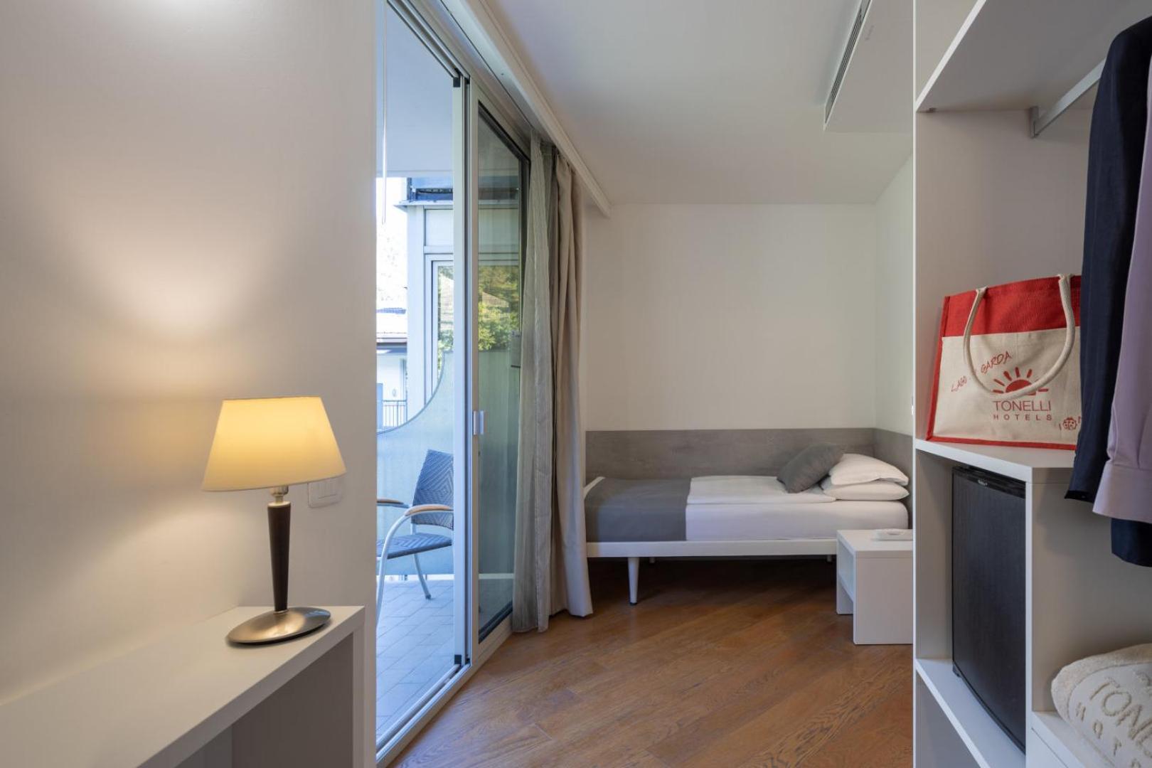 Hotel Continental - TonelliHotels Torbole Sul Garda Esterno foto