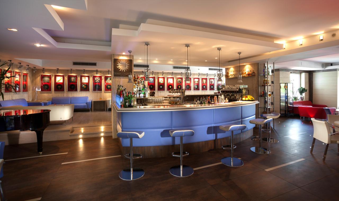 Hotel Continental - TonelliHotels Torbole Sul Garda Esterno foto