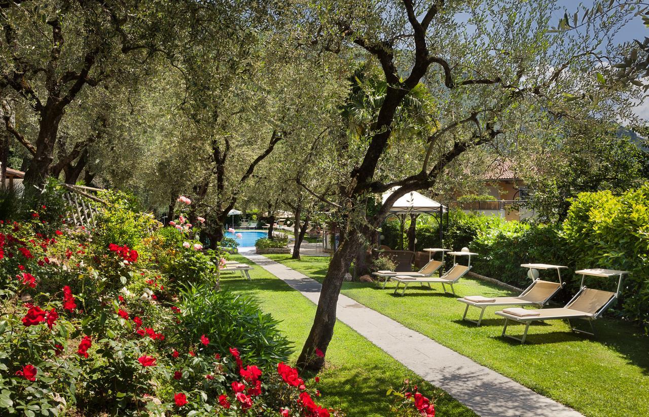 Hotel Continental - TonelliHotels Torbole Sul Garda Esterno foto