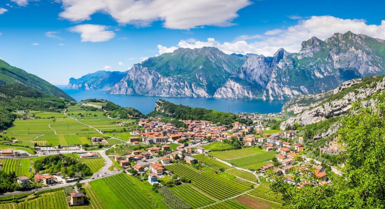 Hotel Continental - TonelliHotels Torbole Sul Garda Esterno foto