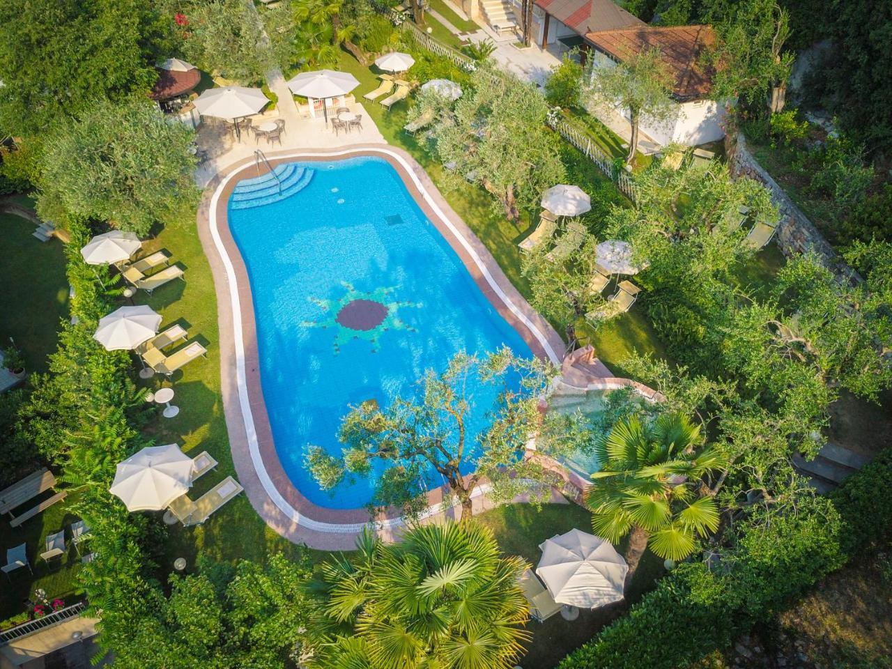 Hotel Continental - TonelliHotels Torbole Sul Garda Esterno foto