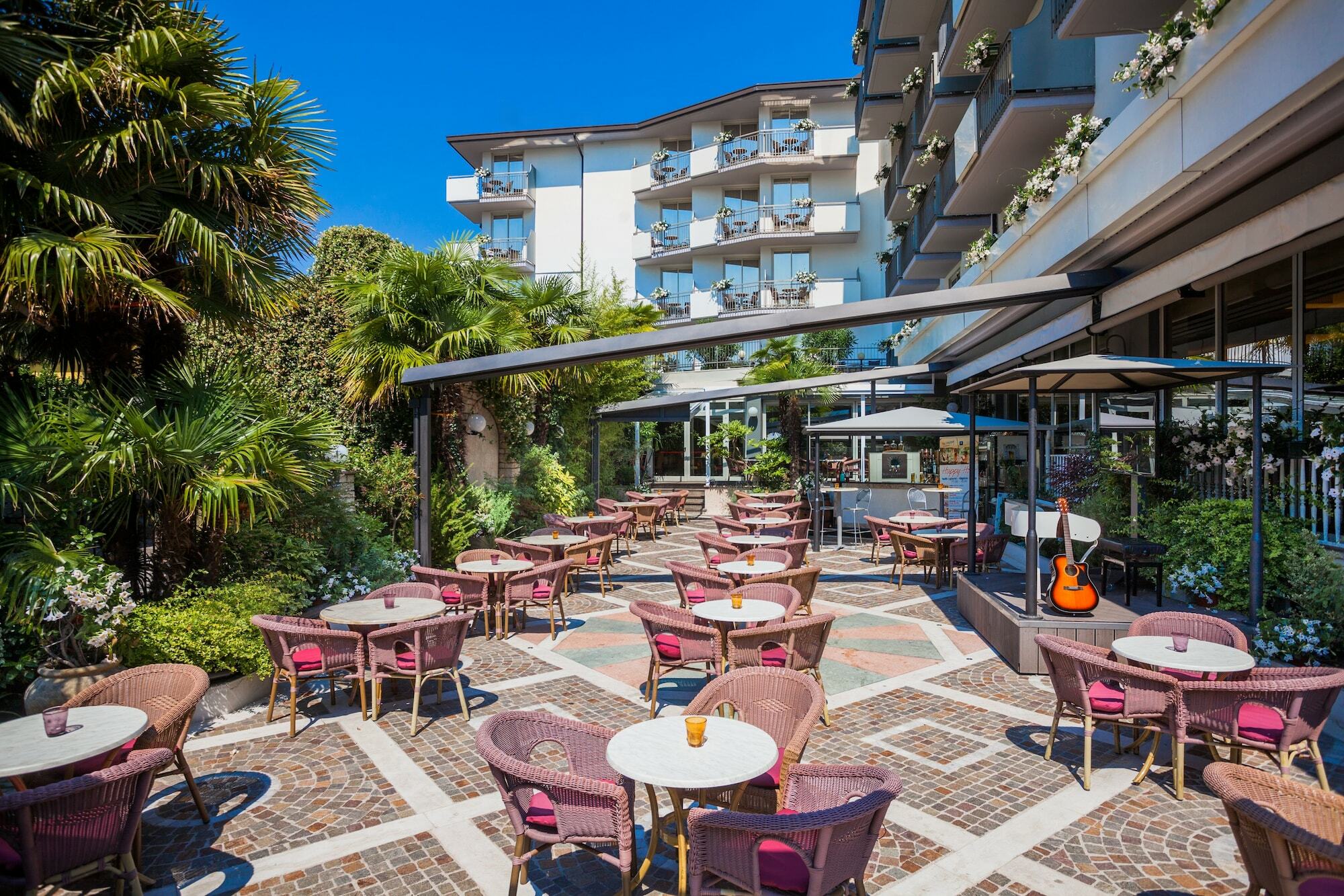 Hotel Continental - TonelliHotels Torbole Sul Garda Esterno foto